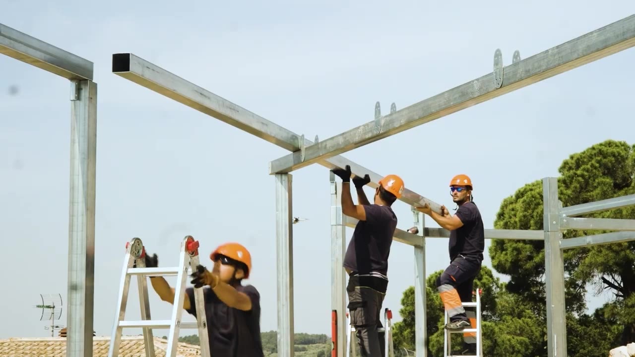 Montaje de pórticos tubulares en una vivienda modular metálica